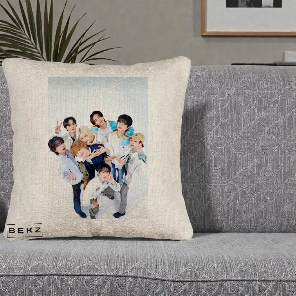 Perna Personalizata K-pop Stray Kids Foto Grup Bleu, 40x40 cm, Bej Canapea, Husa Detasabila, Perna Inclusa, BEKZ®
