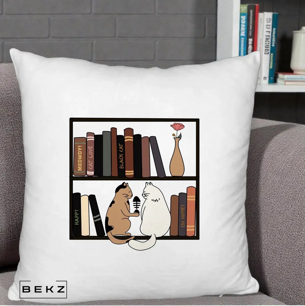 Perna Personalizata Pisici si Carti pe Raft, 40x40 cm, Alb Pufos, Husa Detasabila, Perna Inclusa, BEKZ®