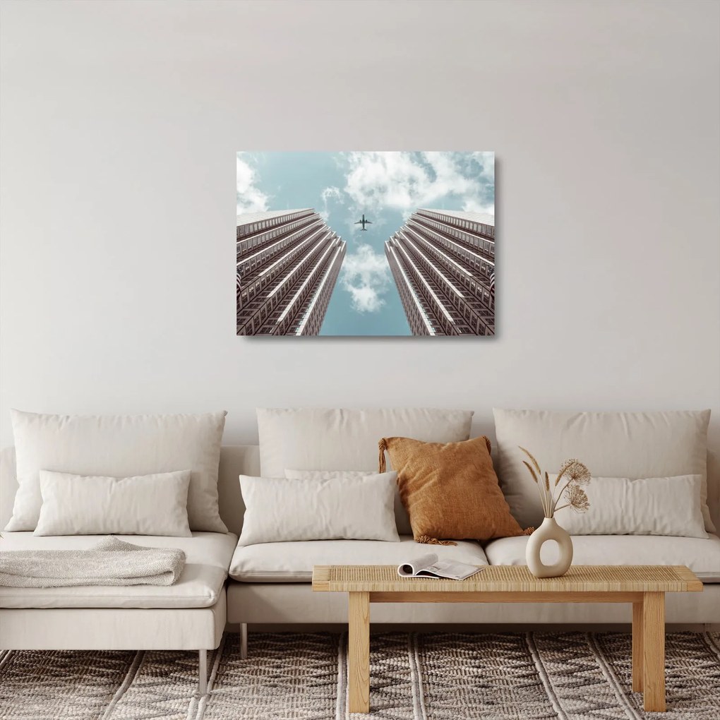 Tablou pe sticlă cuavion între clădiri (70x50 cm)