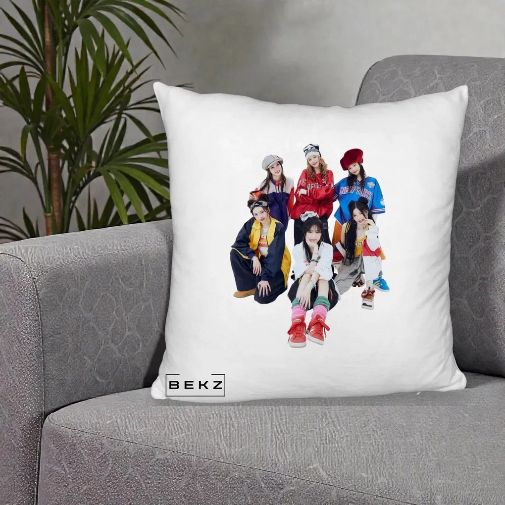 Perna Personalizata Grup K-pop Fete Streetwear Foto, 40x40 cm, Alb Pufos, Husa Detasabila, Perna Inclusa, BEKZ®