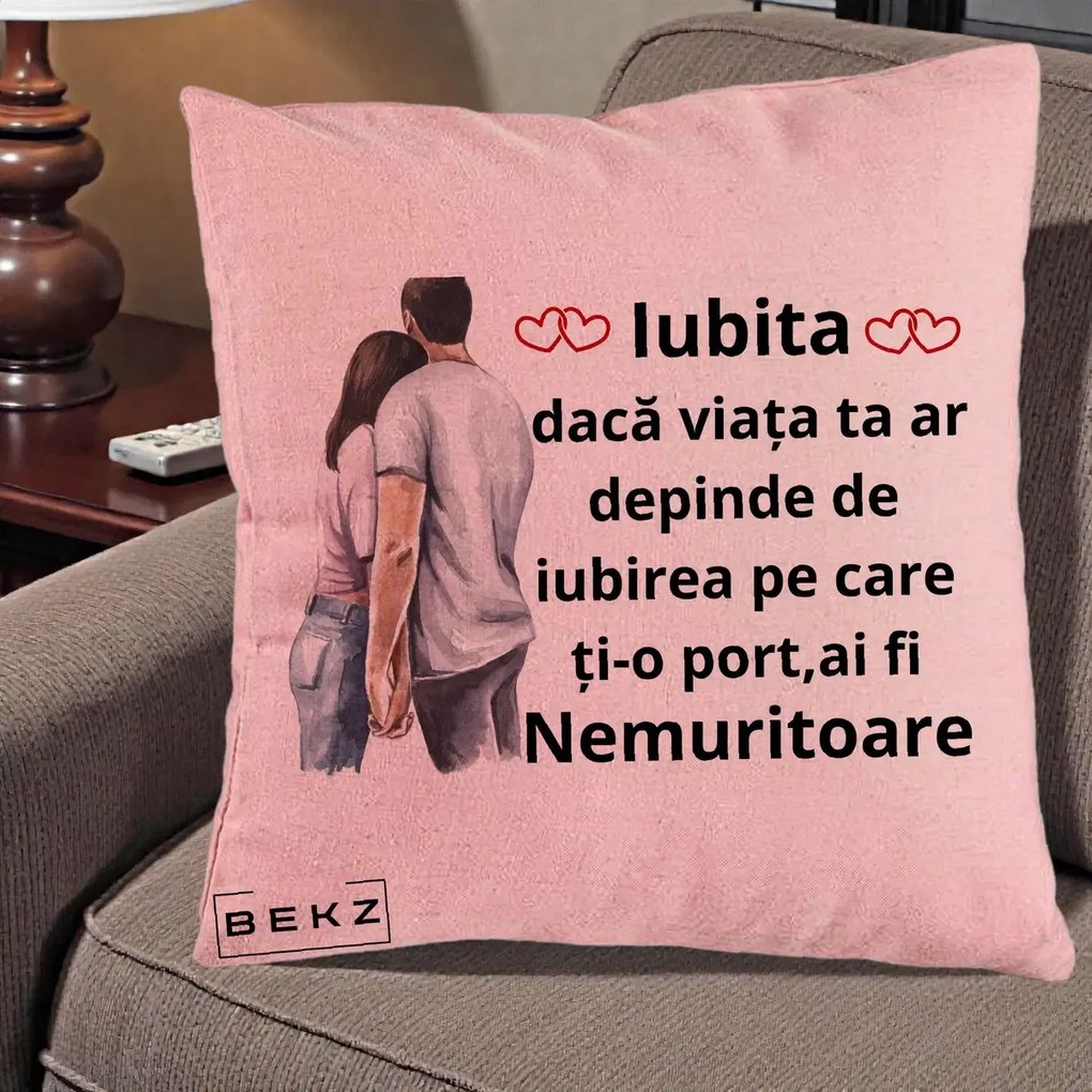 Cadou pentru Iubita - Perna Personalizata Iubita Nemuritoare cu Cuplu Acuarela Roz si Inimi, 40x40 cm, Roz, Husa Detasabila, Perna Inclusa, BEKZ®