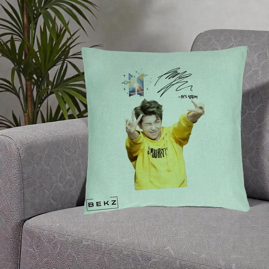 Perna Personalizata K-pop BTS RM Namjoon Hanorac Galben Autograf, 40x40 cm, Verde Menta, Husa Detasabila, Perna Inclusa, BEKZ®
