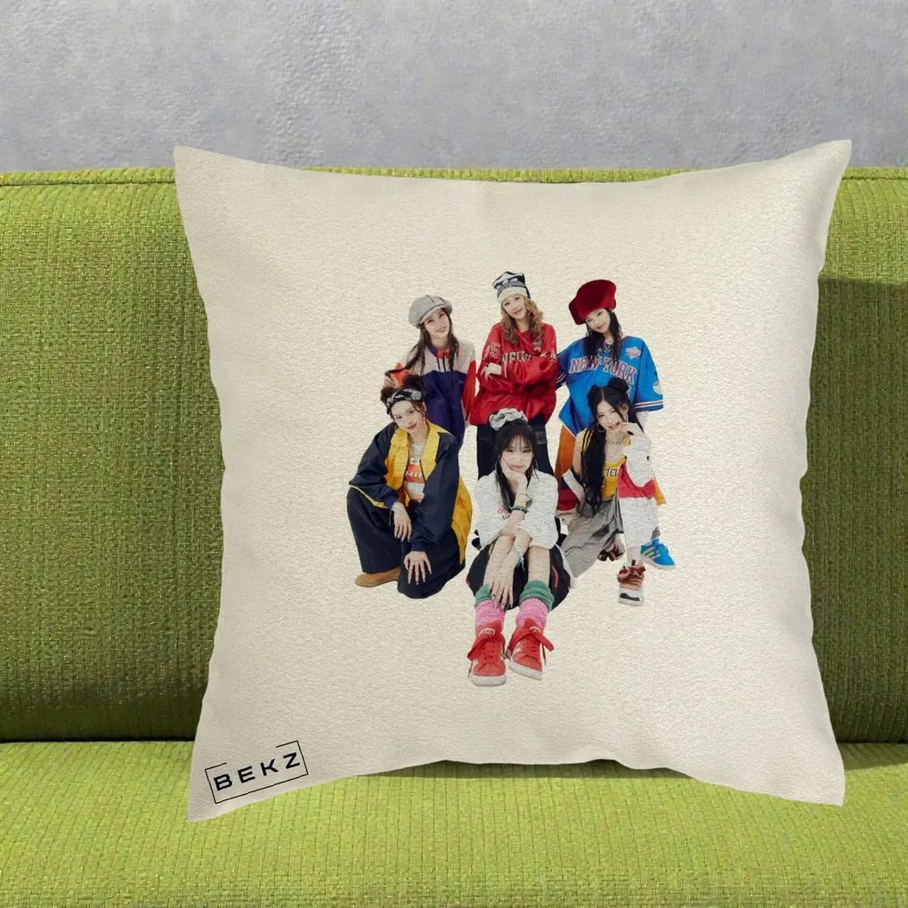 Perna Personalizata Grup K-pop Fete Streetwear Foto, 40x40 cm, Ecru, Husa Detasabila, Perna Inclusa, BEKZ®