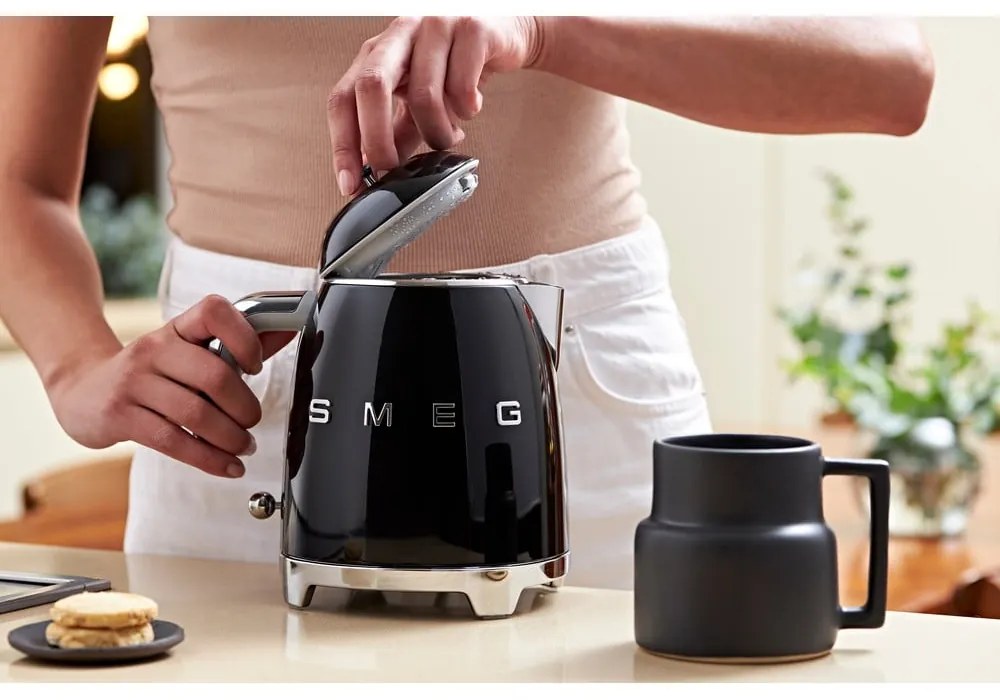 Ceainic electric negru din oțel inoxidabil 800 ml Retro Style – SMEG