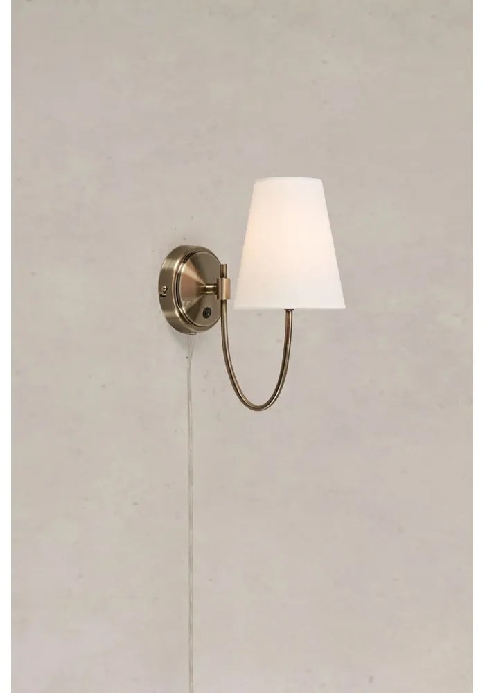 Aplică de perete albă-alămie cu alimentare la priză Amar – Markslöjd