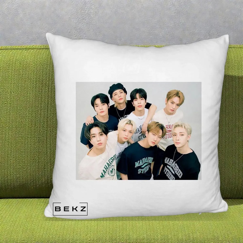 Perna Personalizata K-pop Stray Kids Foto Grup Fara Text, 40x40 cm, Alb Pufos, Husa Detasabila, Perna Inclusa, BEKZ®