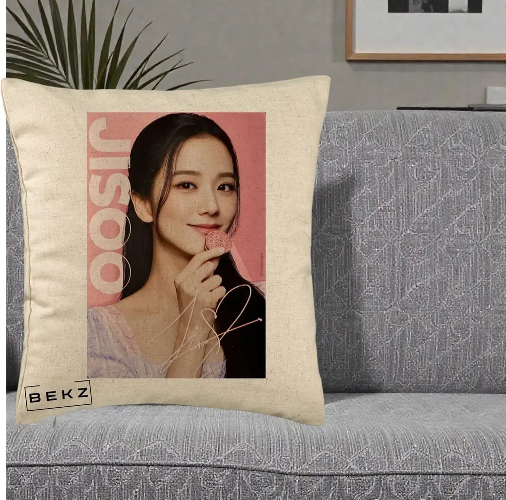 Perna Personalizata K-pop BLACKPINK Jisoo cu Semnatura si Fond Roz, 40x40 cm, Bej, Husa Detasabila, Perna Inclusa, BEKZ®