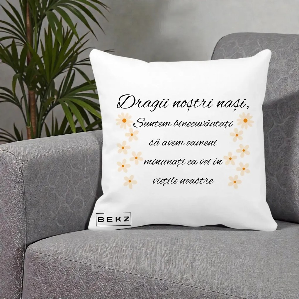 Cadou pentru Nasi - Perna Personalizata Dragii Nostri Nasi Suntem Binecuvantati cu Floricele, 40x40 cm, Alba Mata, Husa Detasabila, Perna Inclusa, BEKZ®