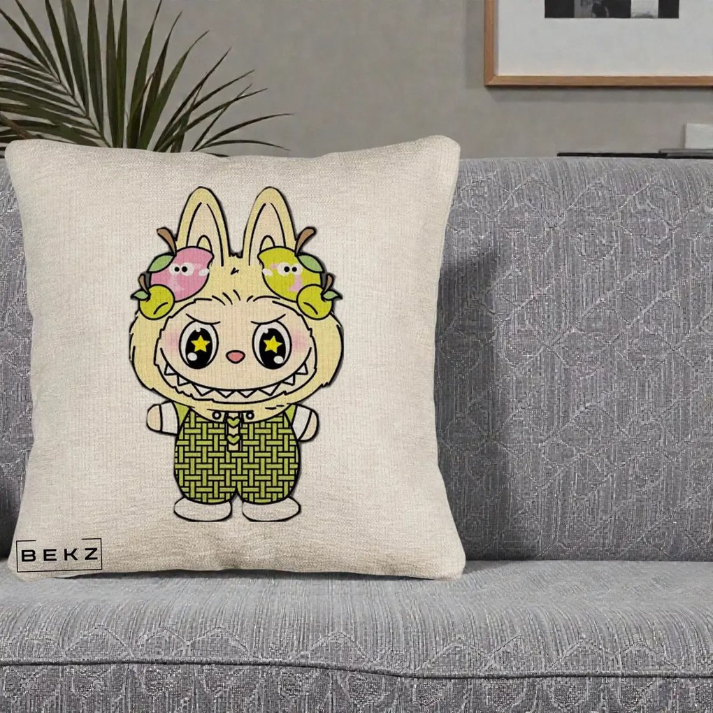 Perna Personalizata Labubu Galben cu Mere si Salopeta, 40x40 cm, Bej Canapea, Husa Detasabila, Perna Inclusa, BEKZ®