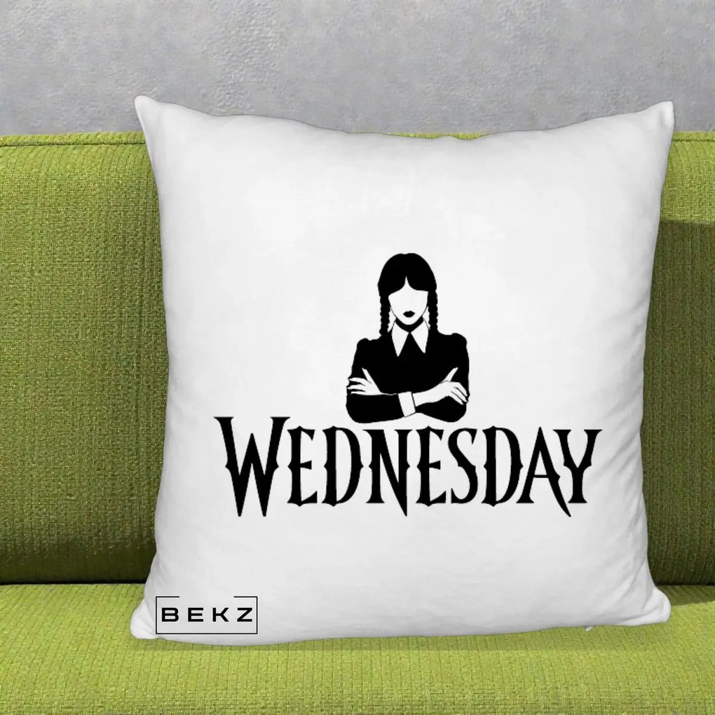 Perna Personalizata Wednesday Addams cu Brate Incrucisate, 40x40 cm, Alb Pufos, Husa Detasabila, Perna Inclusa, BEKZ®