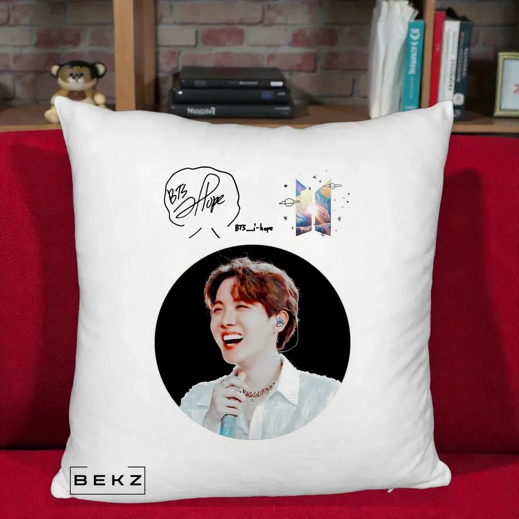 Perna Personalizata K-pop BTS J-Hope Portret cu Autograf, 40x40 cm, Alb Pufos, Husa Detasabila, Perna Inclusa, BEKZ®