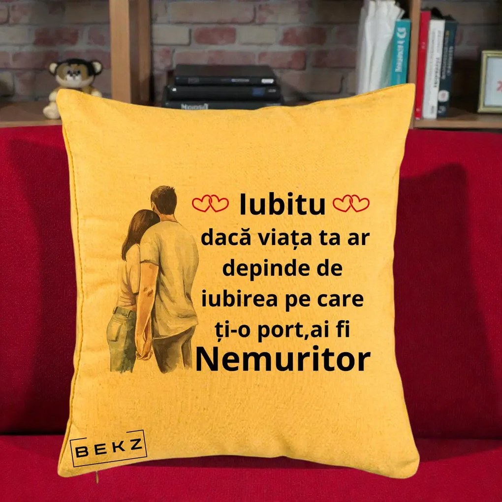 Cadou pentru Iubita - Perna Personalizata Iubitu Nemuritor cu Cuplu Acuarela si Inimi Rosii, 40x40 cm, Galben, Husa Detasabila, Perna Inclusa, BEKZ®
