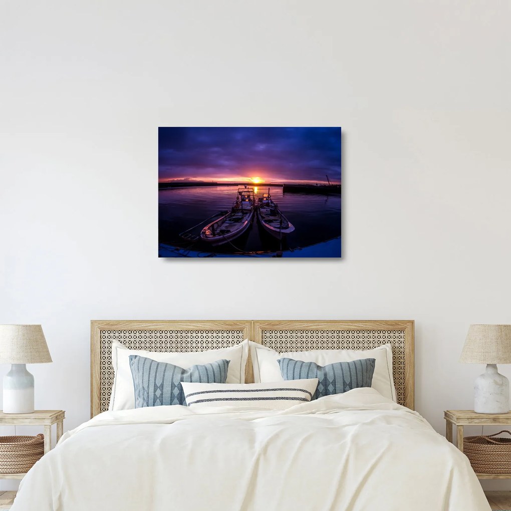 Tablou pe sticlă cu barci pescărești în port (70x50 cm)