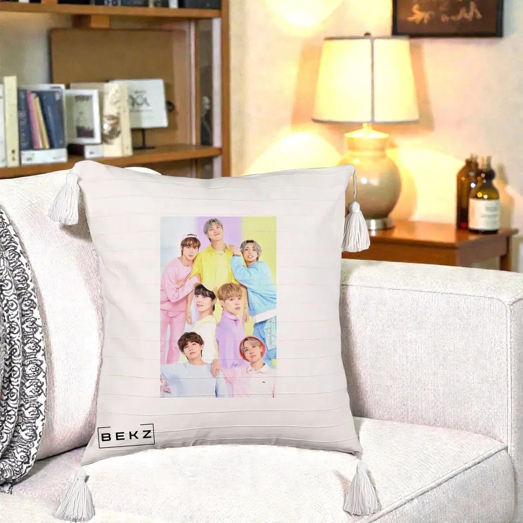 Perna Personalizata K-pop BTS Foto Grup Pastel Colorat cu 7 Membrii, 40x40 cm, Bej cu Franjuri, Husa Detasabila, Perna Inclusa, BEKZ®