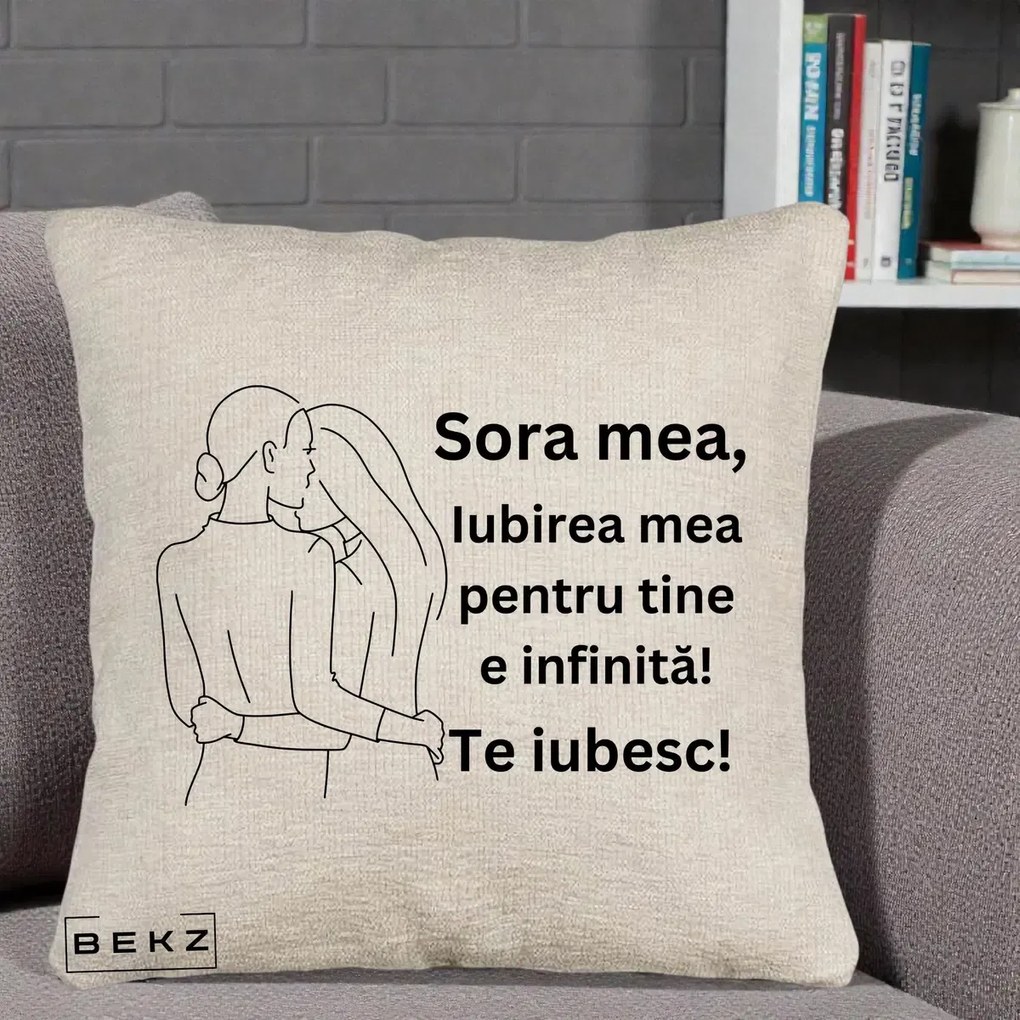 Cadou pentru Sora - Perna Personalizata Sora Mea Te Iubesc Imbratisare din Spate Line Art, 40x40 cm, Bej Canapea, Husa Detasabila, Perna Inclusa, BEKZ®
