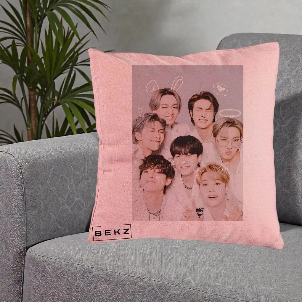 Perna Personalizata K-pop BTS Foto Grup Cute cu Animatii si 7 Membrii, 40x40 cm, Roz, Husa Detasabila, Perna Inclusa, BEKZ®