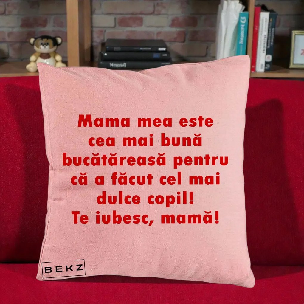 Cadou pentru Mama - Perna Personalizata Mama cea Mai Buna Bucatareasa, 40x40 cm, Roz, Husa Detasabila, Perna Inclusa, BEKZ®