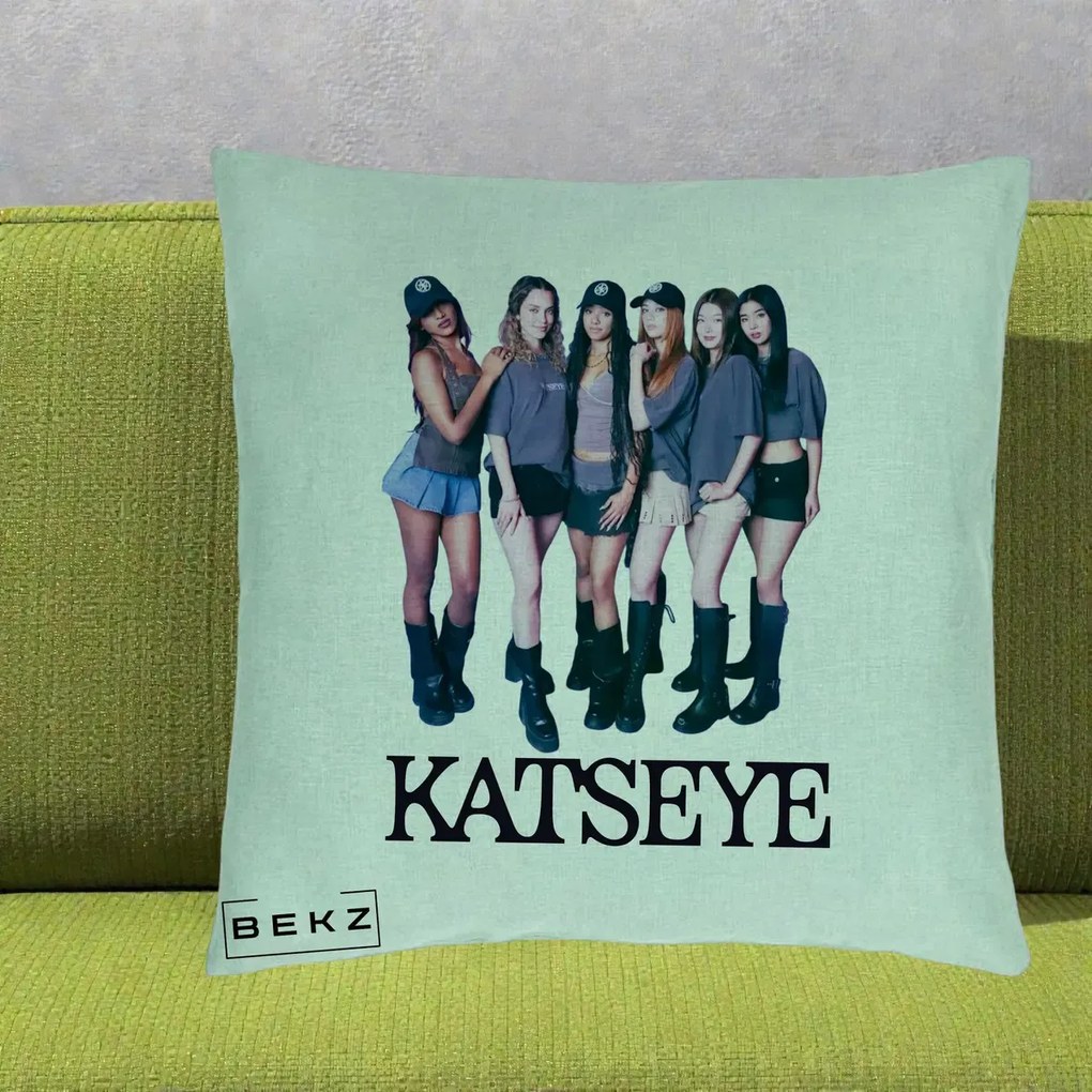 Perna Personalizata K-pop KATSEYE Grup Foto Tinute Gri, 40x40 cm, Verde Menta, Husa Detasabila, Perna Inclusa, BEKZ®