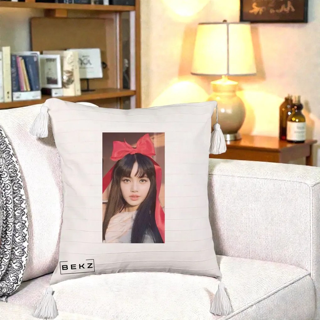 Perna Personalizata K-pop BLACKPINK Rose cu Funda Rosie, 40x40 cm, Bej cu Franjuri, Husa Detasabila, Perna Inclusa, BEKZ®