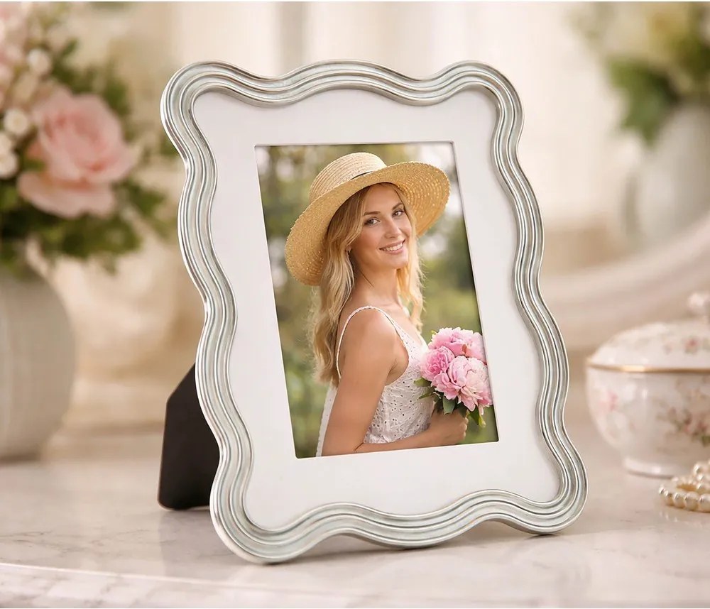 Ramă foto albastru-deschis/argintie cu picior de susținere din metal/din sticlă 17,5x22,5 cm Elizabeth – Mauro Ferretti