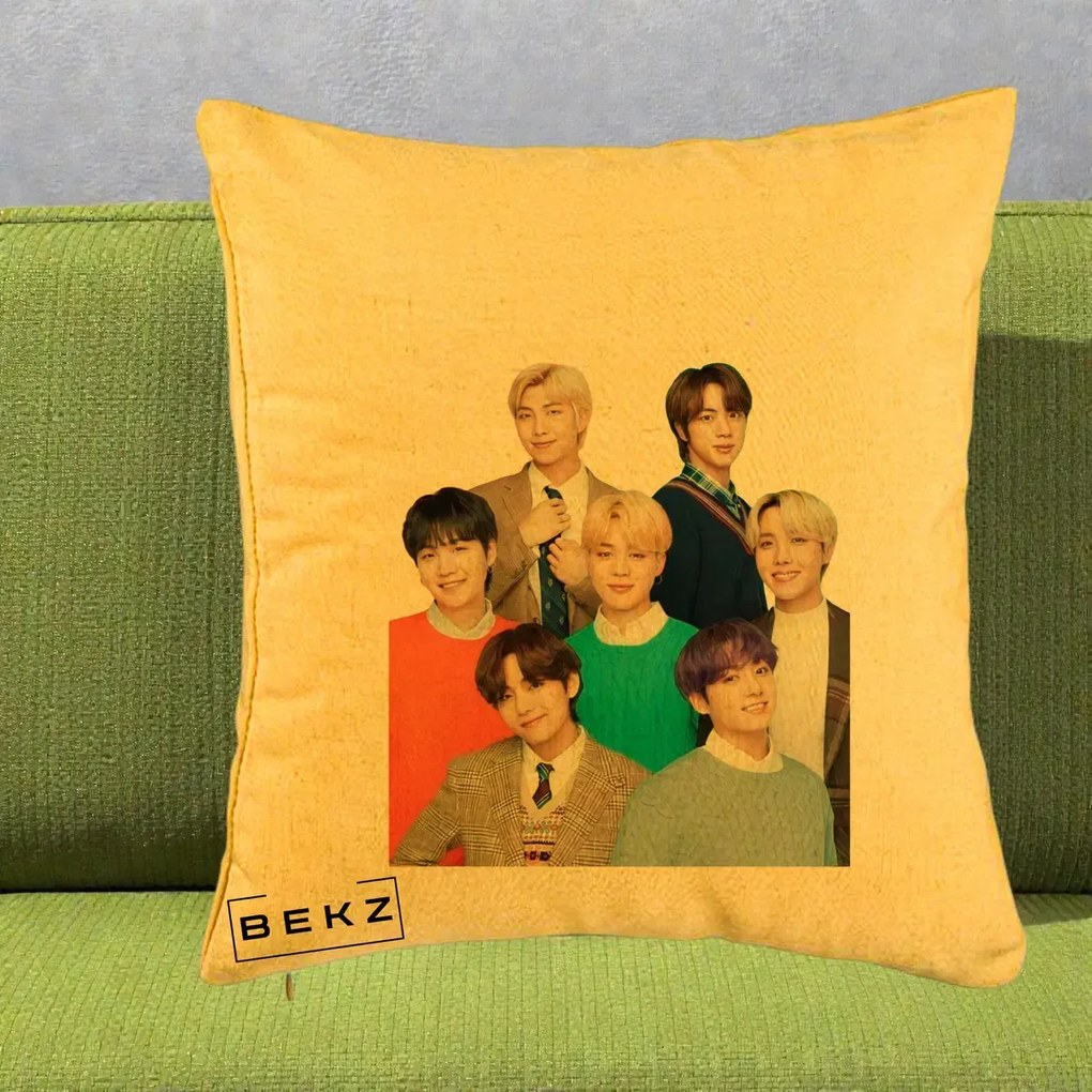Perna Personalizata K-pop BTS Fotografie Grup Tinute Elegante, 40x40 cm, Galben, Husa Detasabila, Perna Inclusa, BEKZ®