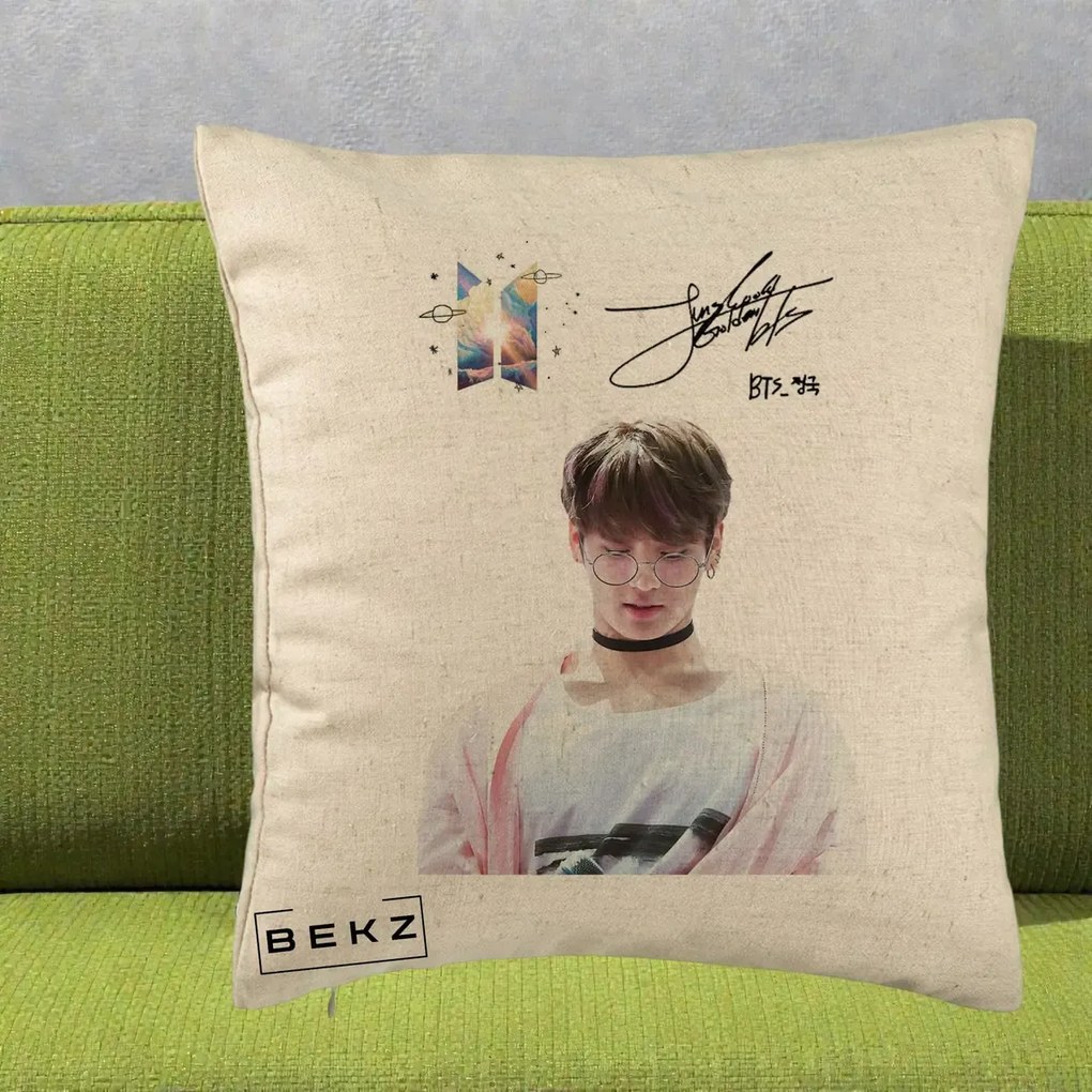 Perna Personalizata K-pop BTS Jungkook Portret cu Ochelari Autograf, 40x40 cm, Bej, Husa Detasabila, Perna Inclusa, BEKZ®