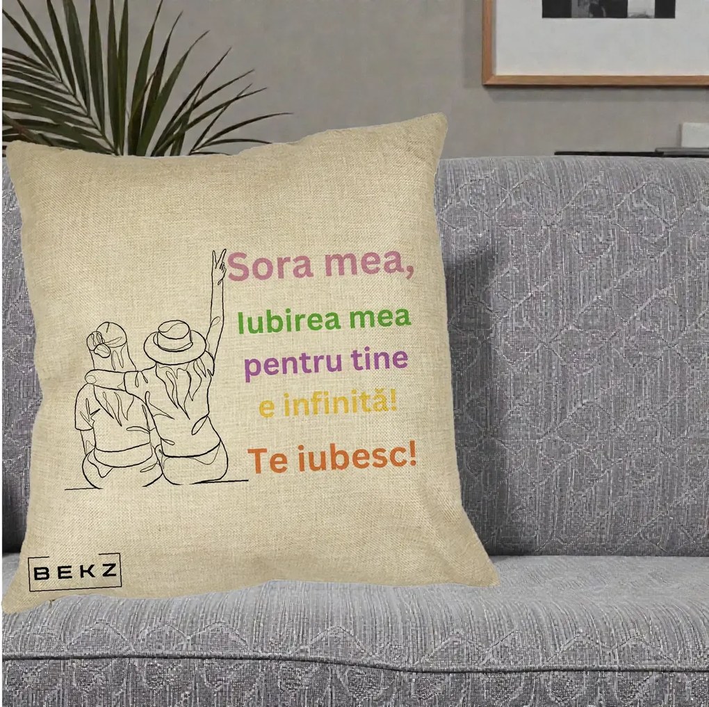 Cadou pentru Sora - Perna Personalizata Sora Mea Te Iubesc Doua Fete cu Palarie si Umbrela, 40x40 cm, Crem, Husa Detasabila, Perna Inclusa, BEKZ®