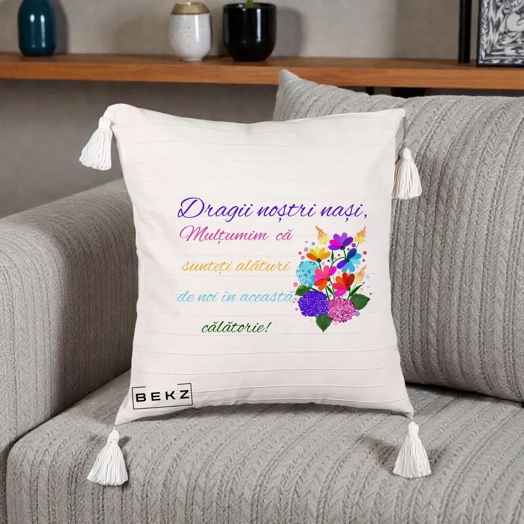 Perna personalizata nasi: Dragii nostri nasi, multumim, text colorat, 45x45 cm cu Umplutura, Bej cu Franjuri, BEKZ