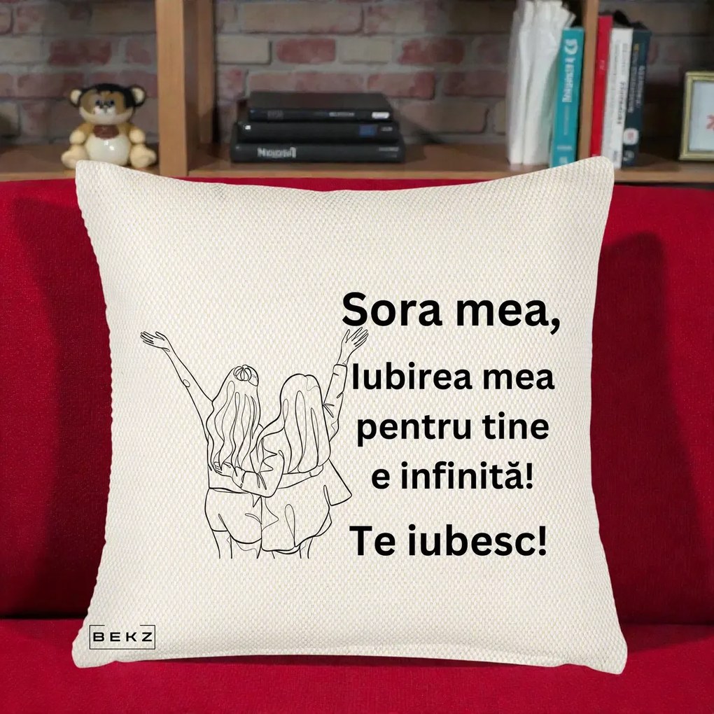 Cadou pentru Sora - Perna Personalizata Sora Mea Te Iubesc Line Art Doua Fete cu Brate Ridicate, 40x40 cm, Crem Reliefat, Husa Detasabila, Perna Inclusa, BEKZ®