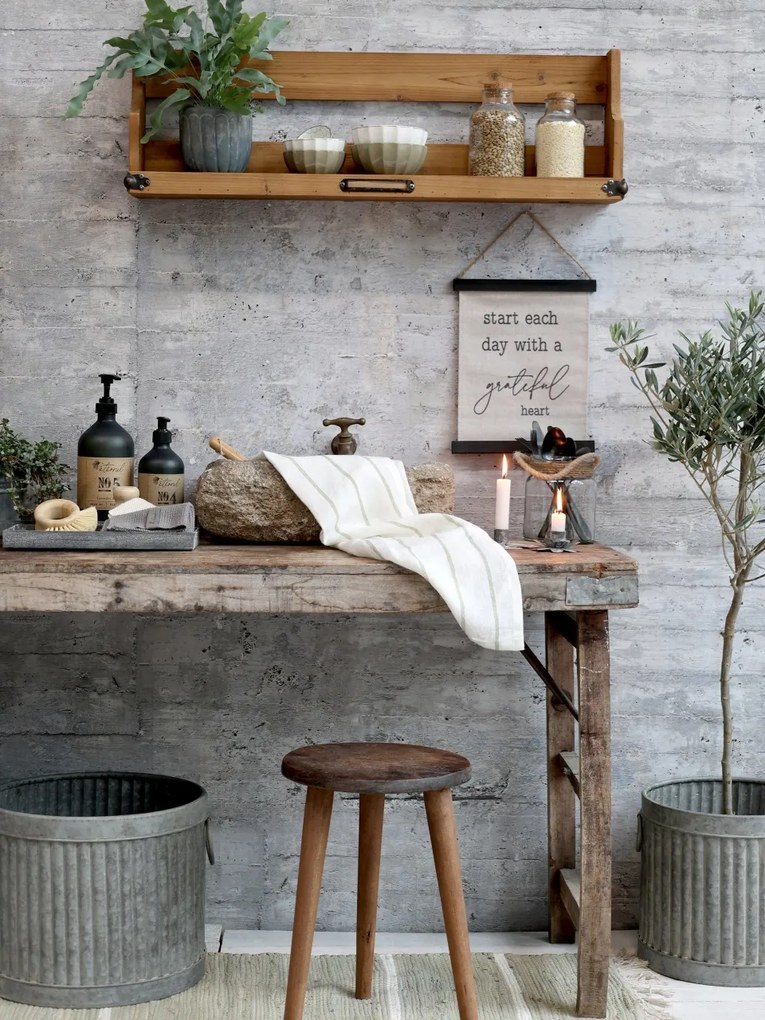 Raft din lemn, cu aspect rustic