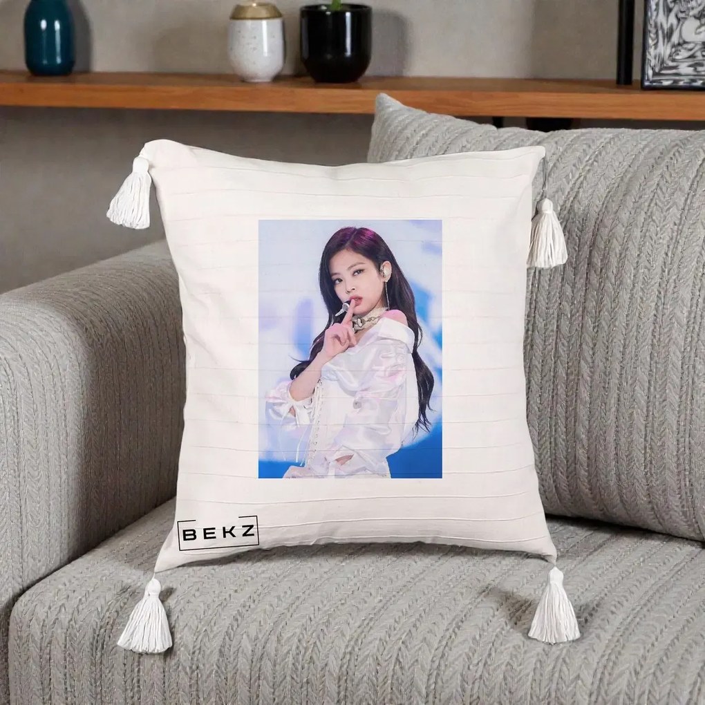 Perna Personalizata K-pop BLACKPINK Jennie Concert Alb cu Microfon, 40x40 cm, Bej cu Franjuri, Husa Detasabila, Perna Inclusa, BEKZ®
