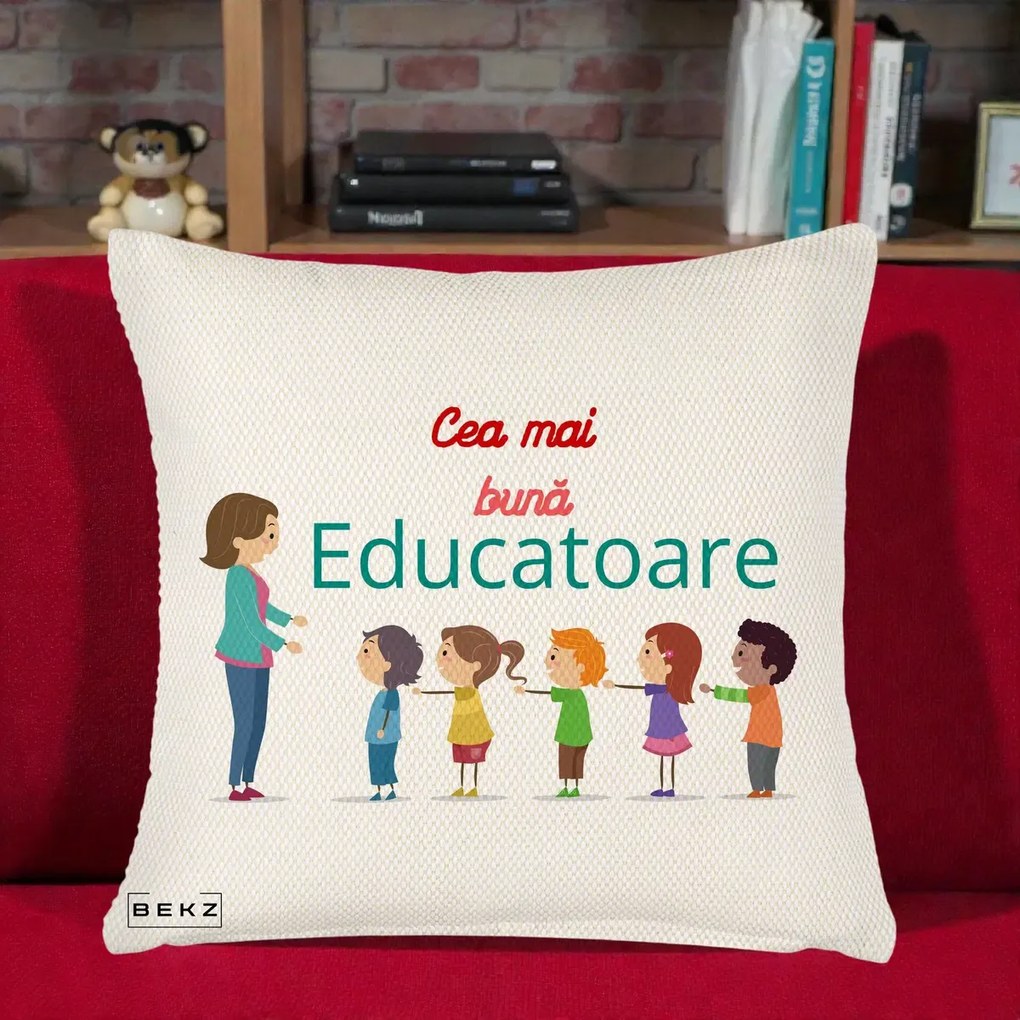 Cadou pentru Educatoare - Perna Personalizata Cea mai Buna Educatoare cu Ilustratie Copii si Educatoare, 40x40 cm, Crem Reliefat, Husa Detasabila, Perna Inclusa, BEKZ®