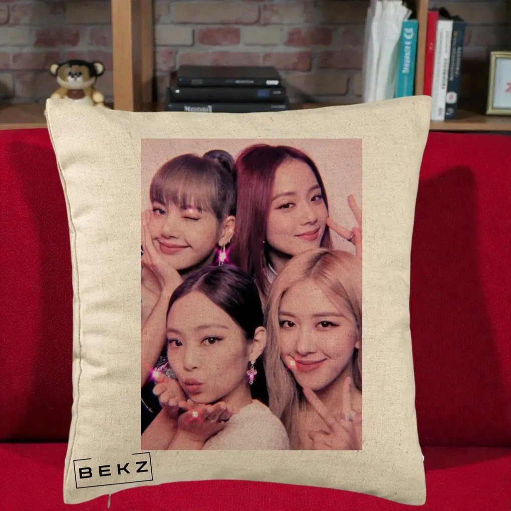 Perna Personalizata K-pop BLACKPINK Foto Grup Selfie Roz cu Glitter, 40x40 cm, Bej, Husa Detasabila, Perna Inclusa, BEKZ®