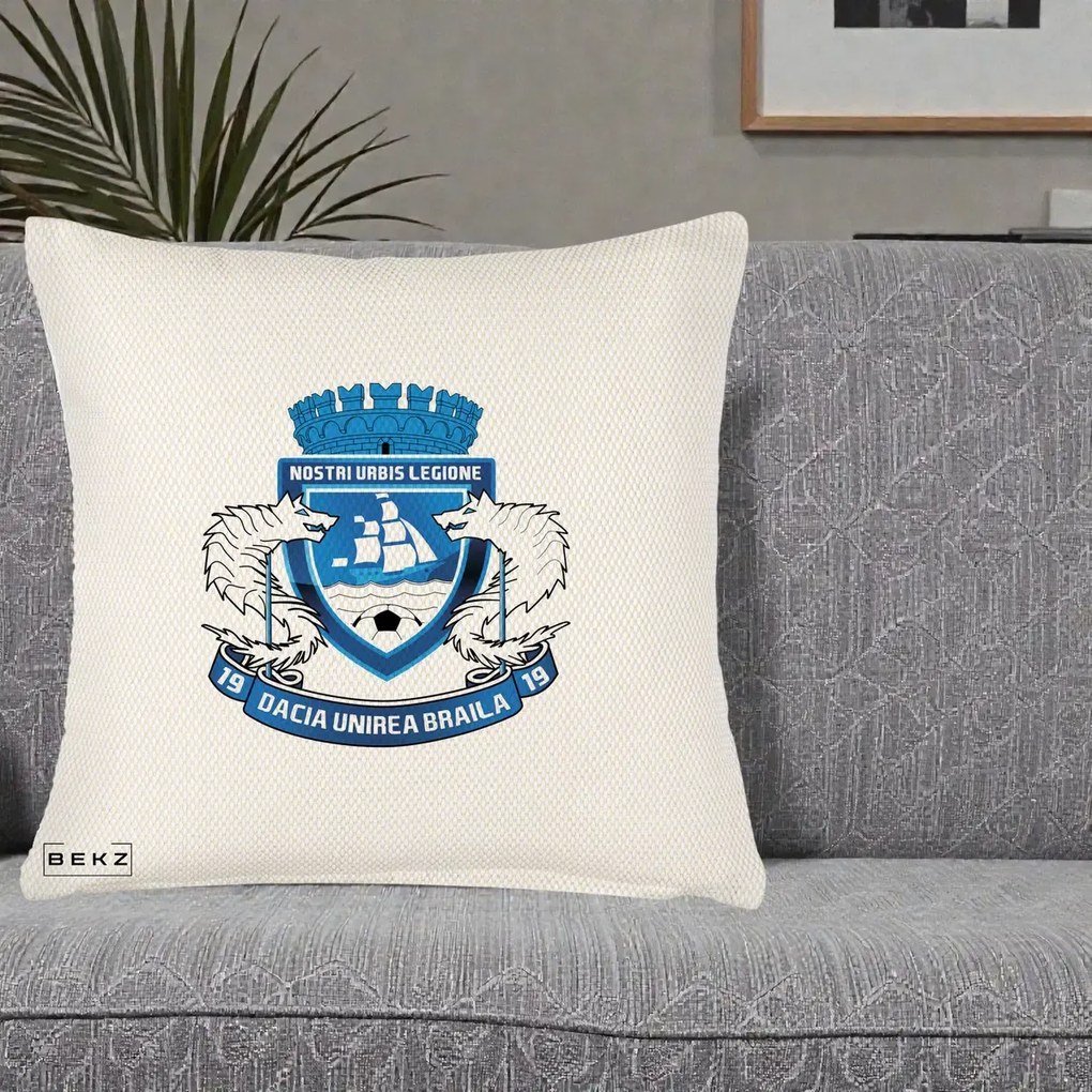 Perna Personalizata Dacia Unirea Braila 1919 Fotbal, 40x40 cm, Crem Reliefat, Husa Detasabila, Perna Inclusa, BEKZ®