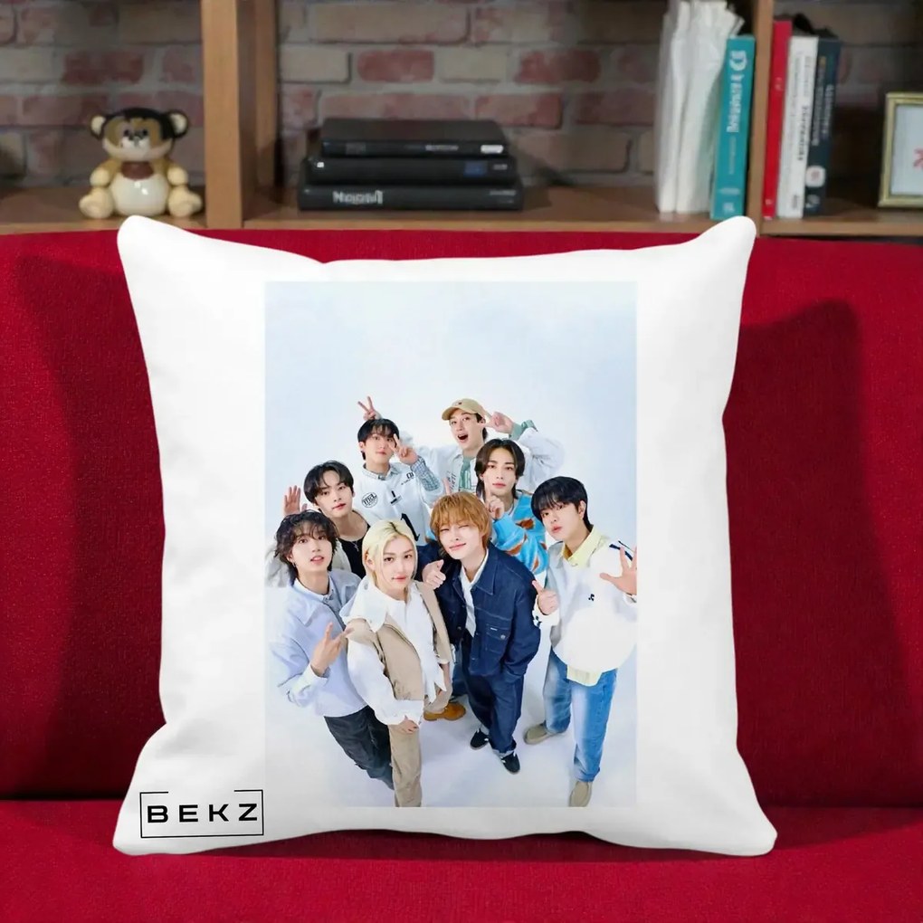 Perna Personalizata K-pop Stray Kids Foto Grup Alb cu 8 Membrii de Sus, 40x40 cm, Alba Mata, Husa Detasabila, Perna Inclusa, BEKZ®
