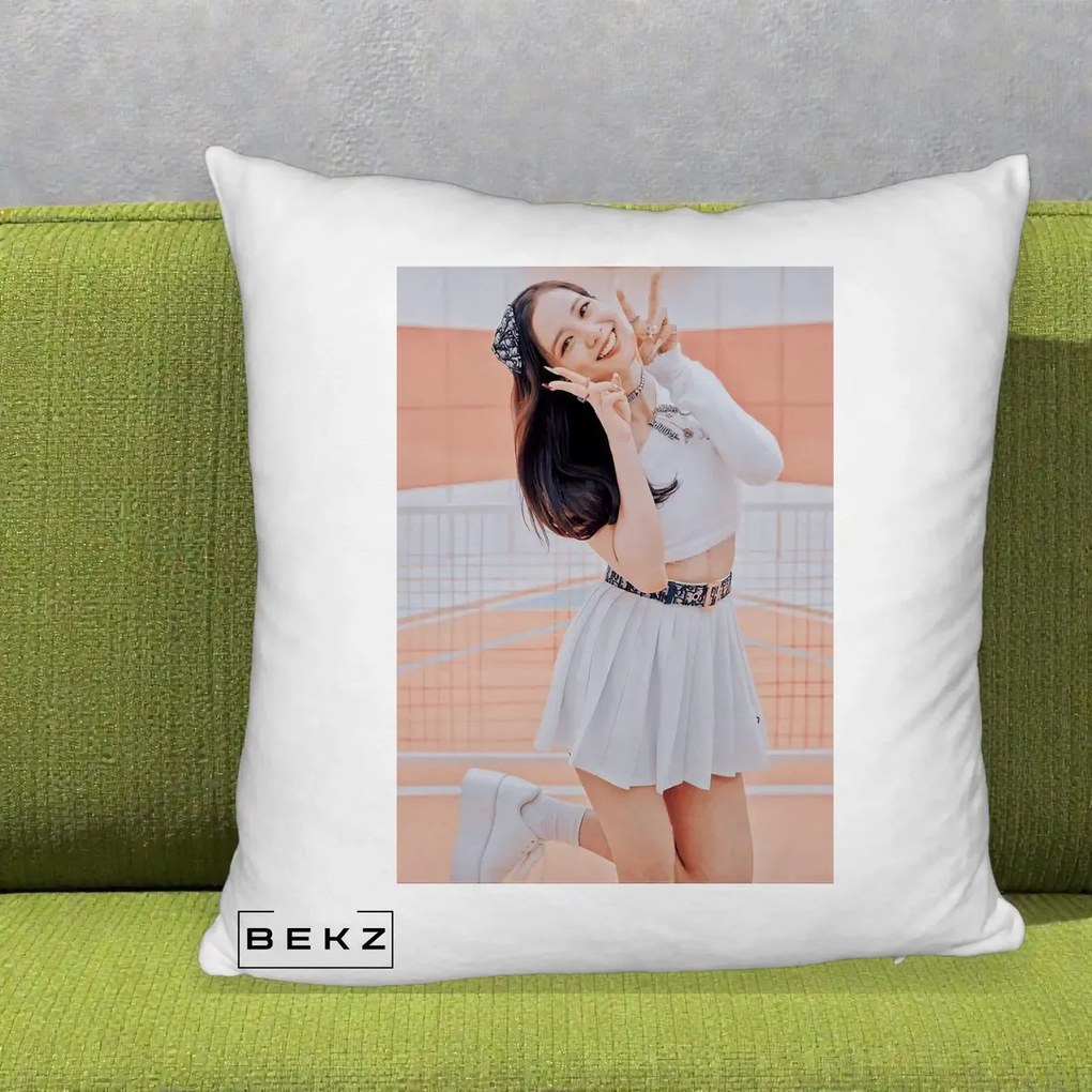 Perna Personalizata K-pop BLACKPINK Nayeon/Jisoo Tenis Alb, 40x40 cm, Alb Pufos, Husa Detasabila, Perna Inclusa, BEKZ®