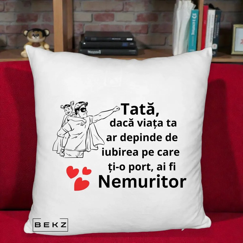 Cadou pentru Tata - Perna Personalizata Tata Nemuritor Supererou cu Masca, 40x40 cm, Alb Pufos, Husa Detasabila, Perna Inclusa, BEKZ®