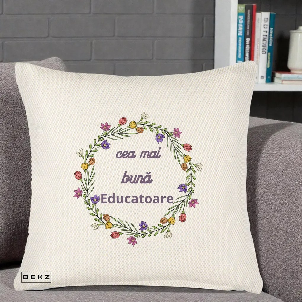 Perna personalizata educatoare: Cea mai buna educatoare, flori, 45x45 cm cu Umplutura, Crem Reliefat, BEKZ