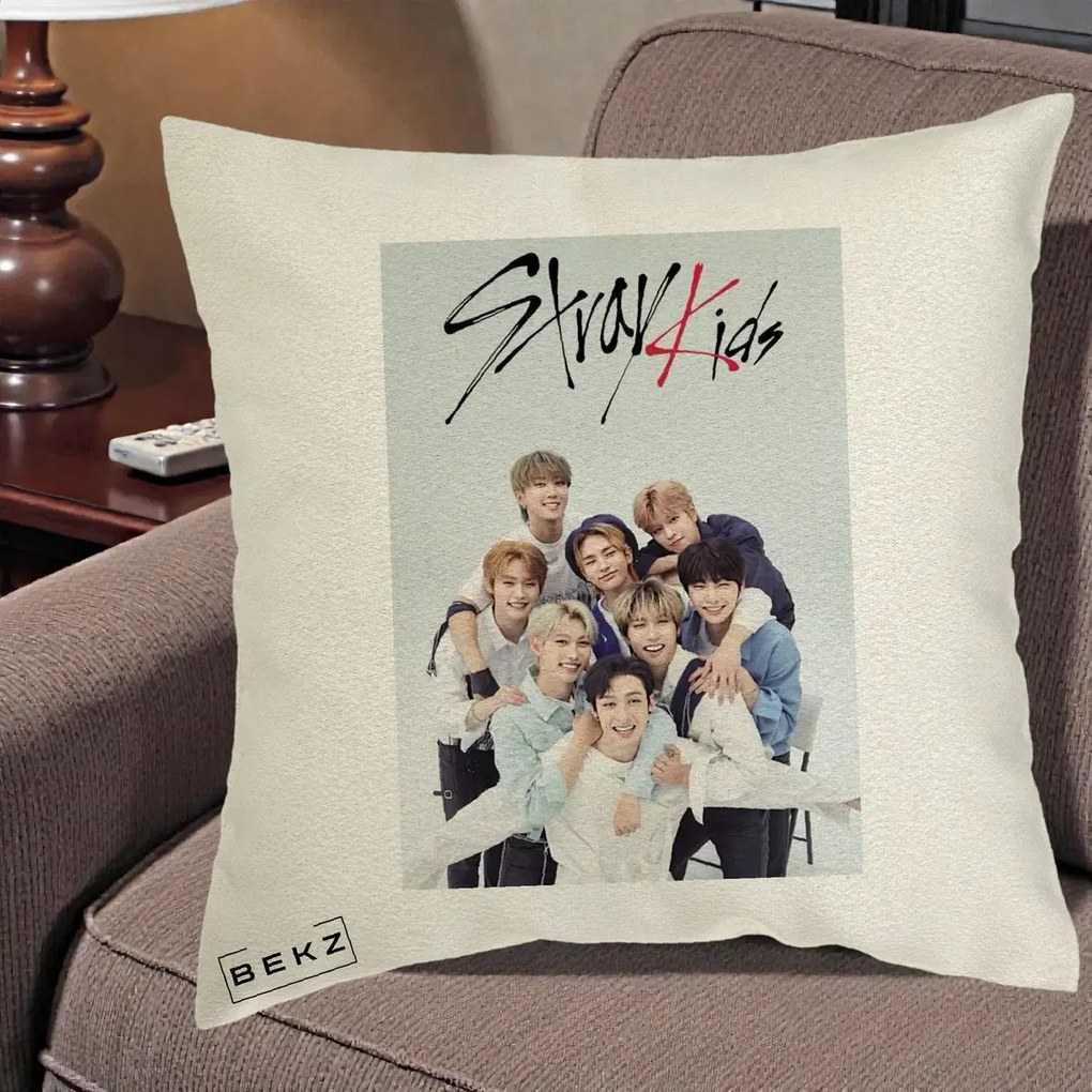 Perna Personalizata K-pop Stray Kids cu Foto Grup Alb-Albastru, 40x40 cm, Ecru, Husa Detasabila, Perna Inclusa, BEKZ®
