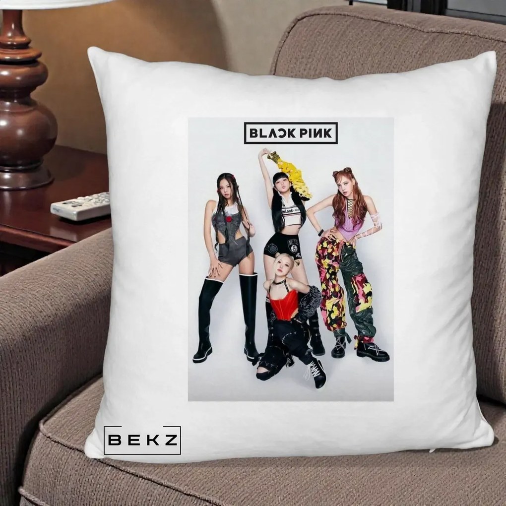 Perna Personalizata K-pop BLACKPINK Fotografie Grup Tinute Edgy, 40x40 cm, Alb Pufos, Husa Detasabila, Perna Inclusa, BEKZ®