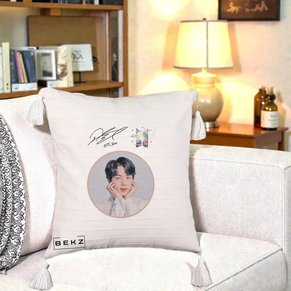 Perna Personalizata K-pop BTS Jin Portret cu Autograf, 40x40 cm, Bej cu Franjuri, Husa Detasabila, Perna Inclusa, BEKZ®