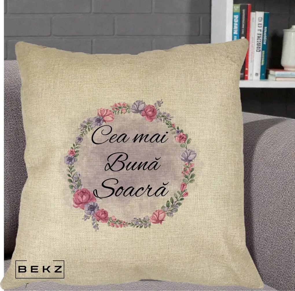 Cadou pentru Soacra - Perna Personalizata Cea mai Buna Soacra cu Coronita Flori Roz si Mov, 40x40 cm, Crem, Husa Detasabila, Perna Inclusa, BEKZ®