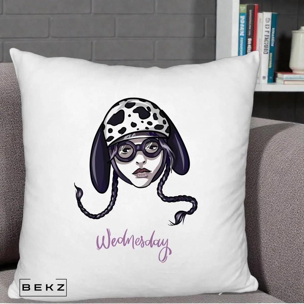 Perna Personalizata Wednesday Addams cu Caine Dalmatian, 40x40 cm, Alb Pufos, Husa Detasabila, Perna Inclusa, BEKZ®