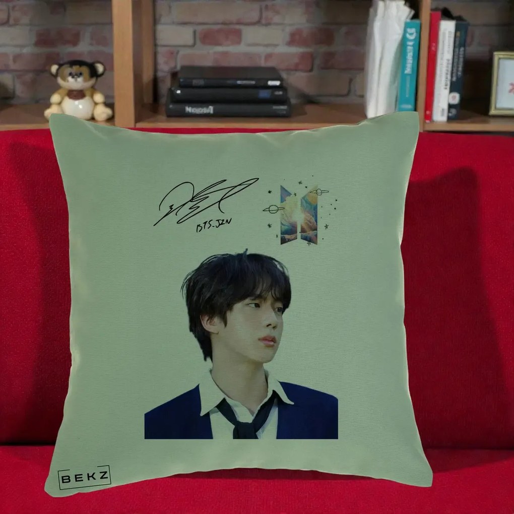 Perna Personalizata K-pop BTS Jin Portret Tinuta Albastra Autograf, 40x40 cm, Verde, Husa Detasabila, Perna Inclusa, BEKZ®