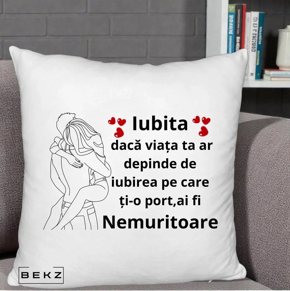 Cadou pentru Iubita - Perna Personalizata Iubita Nemuritoare cu Cuplu Line-Art si Inimi Rosii, 40x40 cm, Alb Pufos, Husa Detasabila, Perna Inclusa, BEKZ®