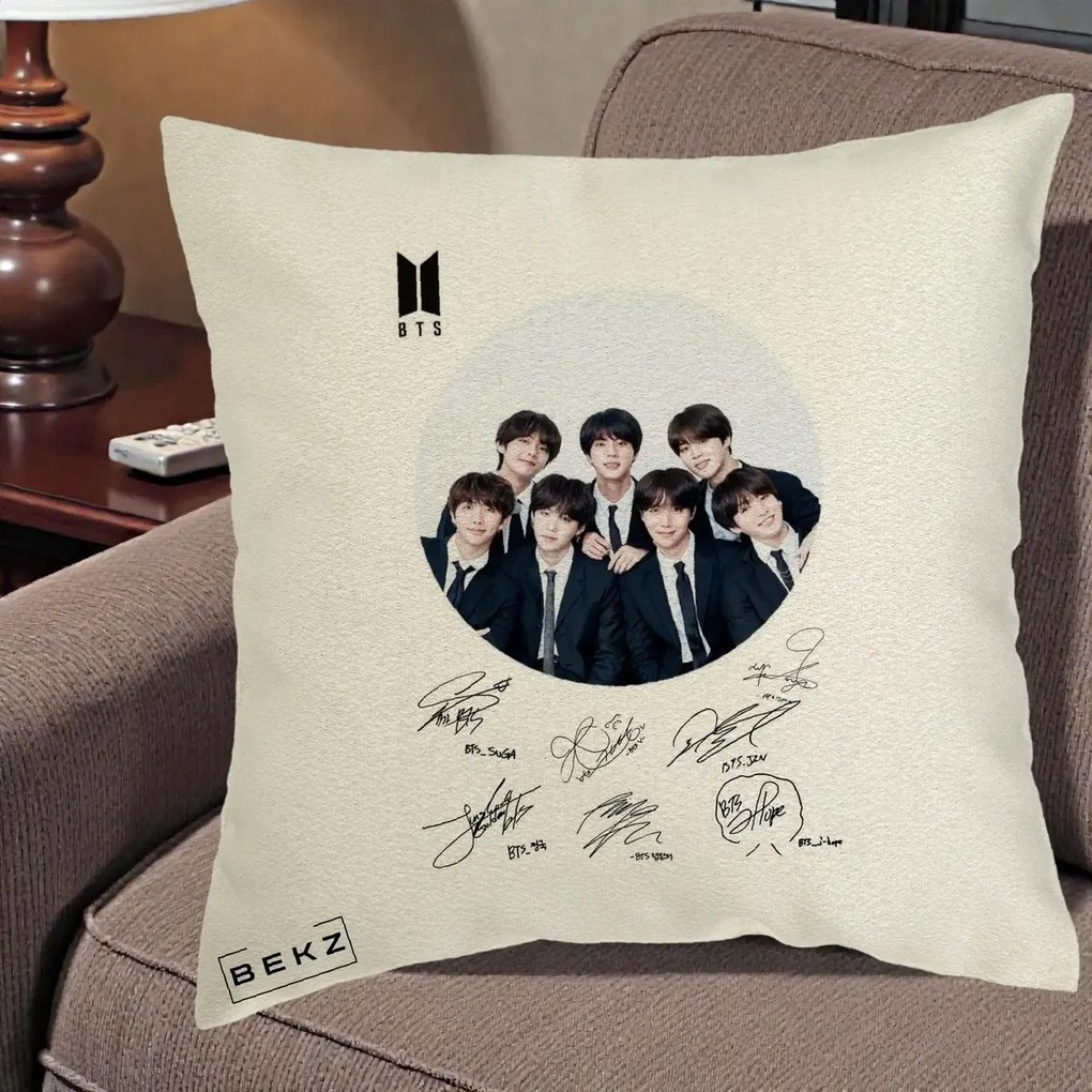 Perna Personalizata K-pop BTS Fotografie Grup Costum Negru si Autografe Cerc, 40x40 cm, Ecru, Husa Detasabila, Perna Inclusa, BEKZ®