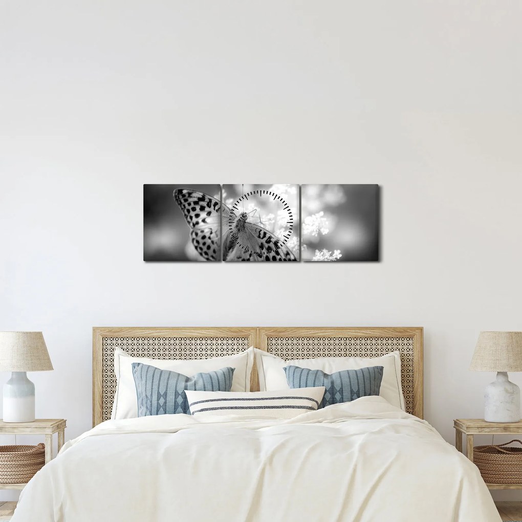 Tablou - Detailu cu fluture care polenizează floare (cu ceas) (90x30 cm)