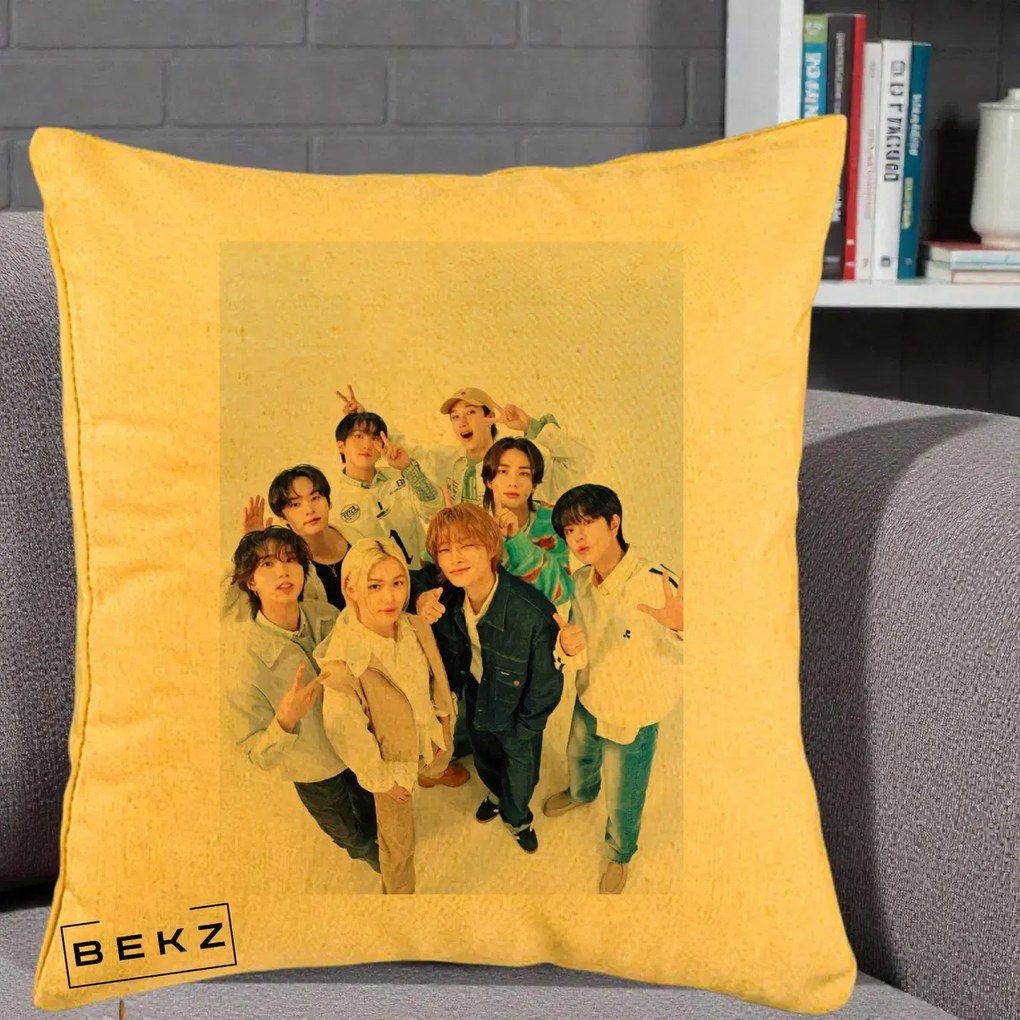 Perna Personalizata K-pop Stray Kids Foto Grup Alb cu 8 Membrii de Sus, 40x40 cm, Galben, Husa Detasabila, Perna Inclusa, BEKZ®
