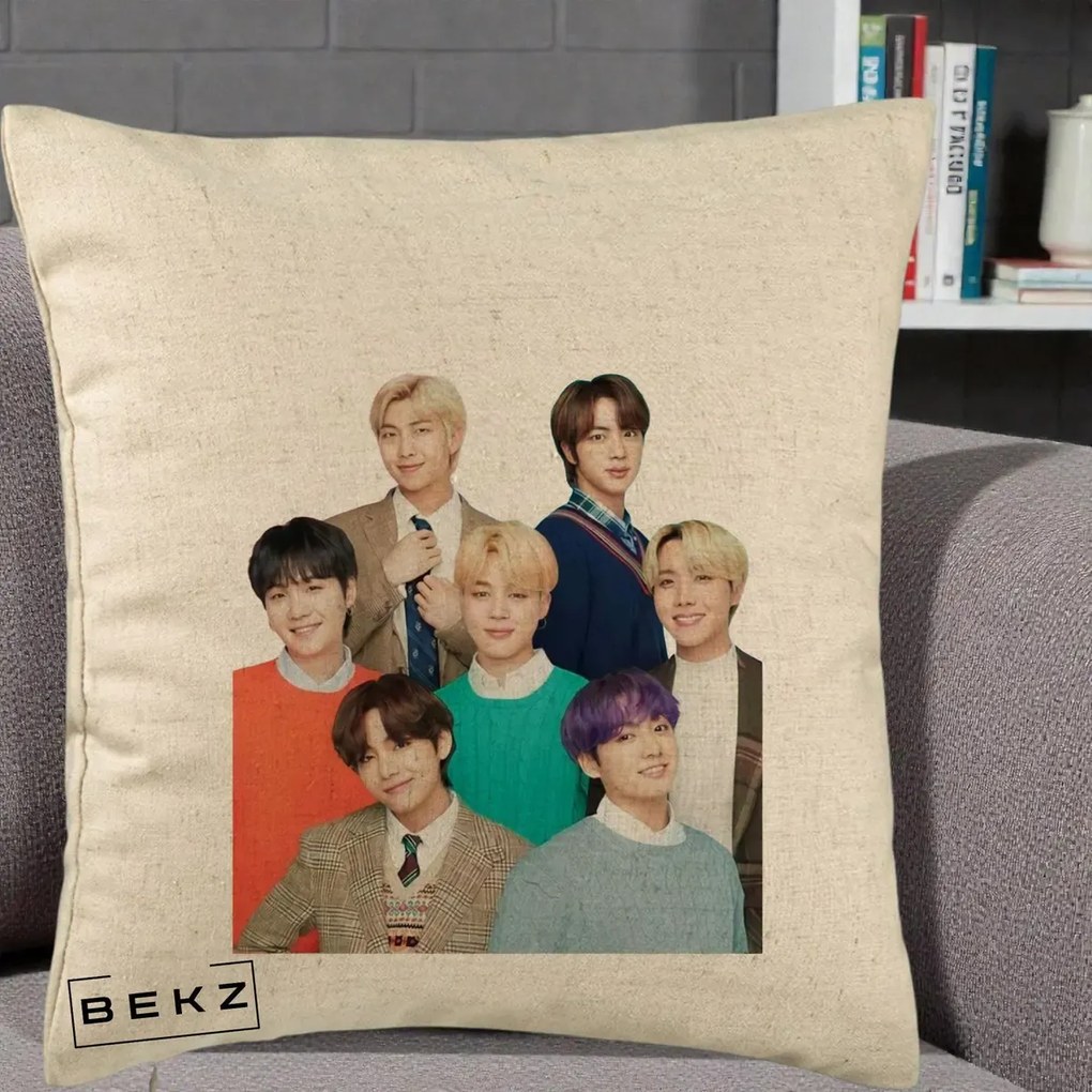 Perna Personalizata K-pop BTS Fotografie Grup Tinute Elegante, 40x40 cm, Bej, Husa Detasabila, Perna Inclusa, BEKZ®