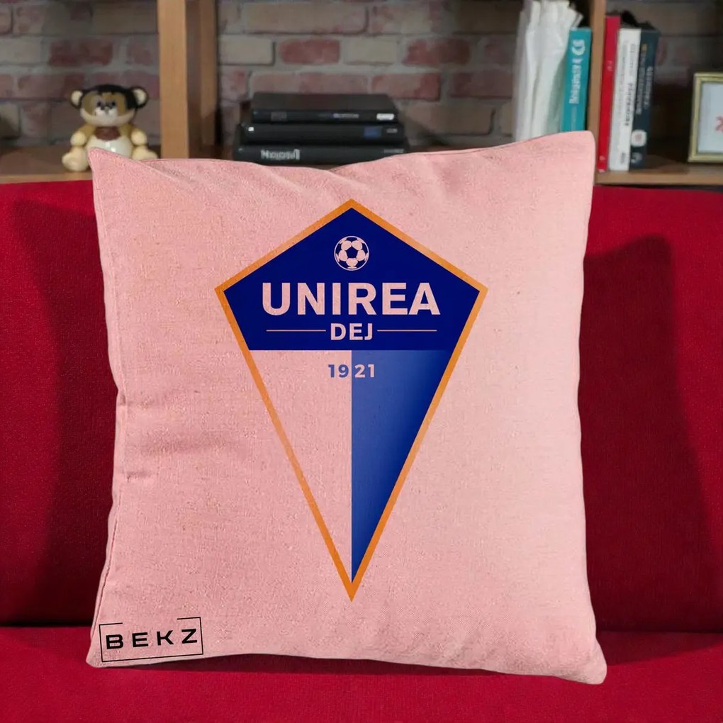 Perna Personalizata Unirea Dej 1921 Fotbal, 40x40 cm, Roz, Husa Detasabila, Perna Inclusa, BEKZ®